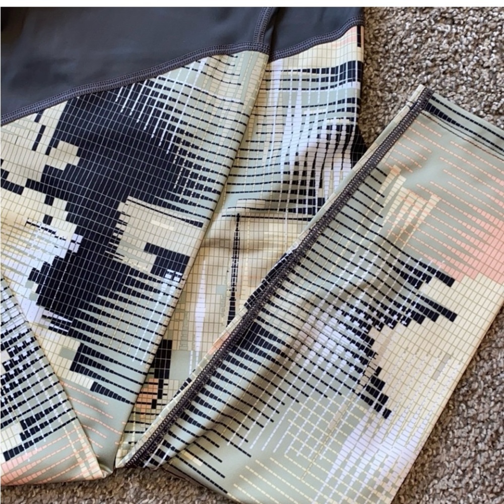 Kari Traa Womens Vilde Leggings. Medium. Navy & pattern in neutrals ‘Dove’. - Picture 3 of 7